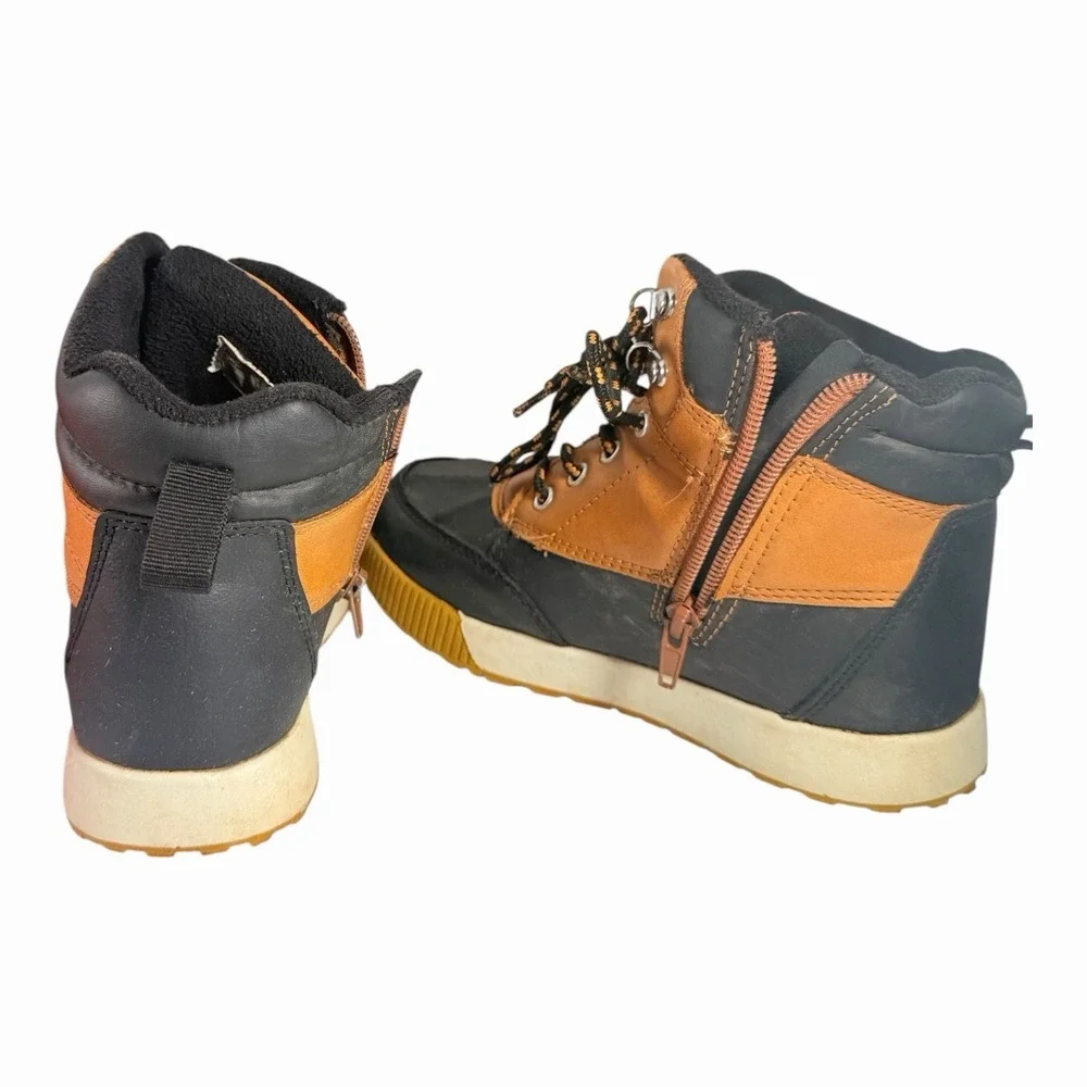 Kids Waterproof‎ Winter Boots in Black and Tan Size 1Y